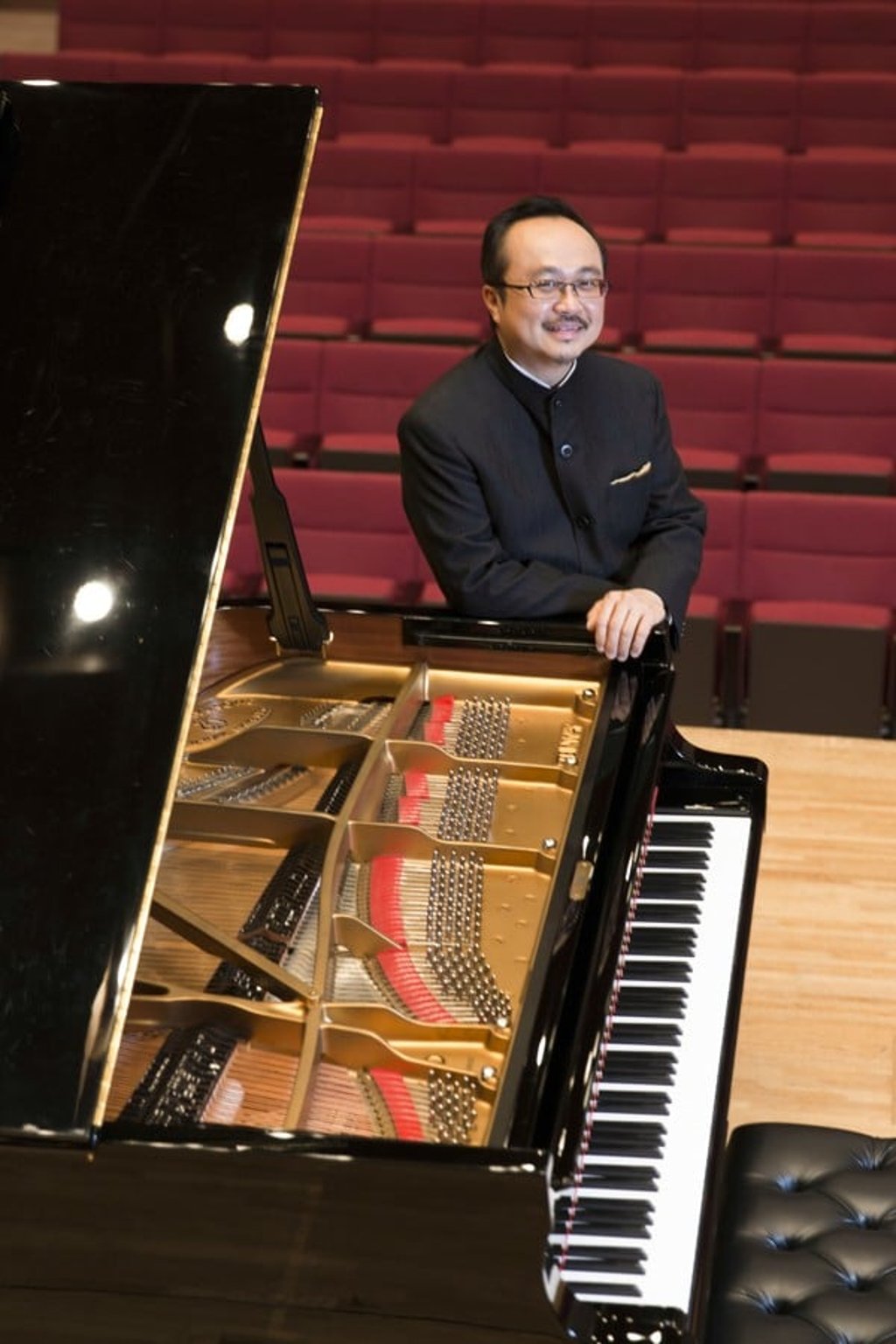 Dang first began to study the piano with his mother in Hanoi, with the horrors of the Vietnam war as a background.