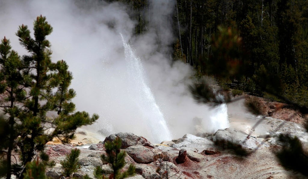 The Steamboat Geyser erupts in Yellowstone National Park on June 21, 2011. Photo: Reuters