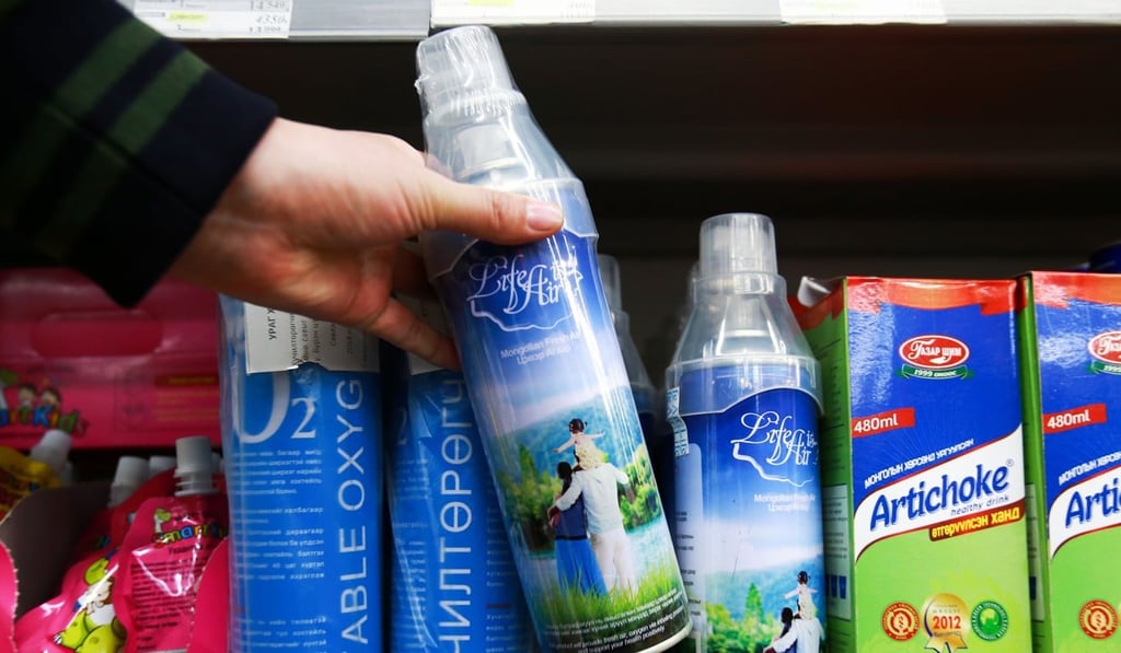 A customer buys ‘oxygen cocktails’ at a store in Ulan Bator, the capital of Mongolia. Photo: AFP