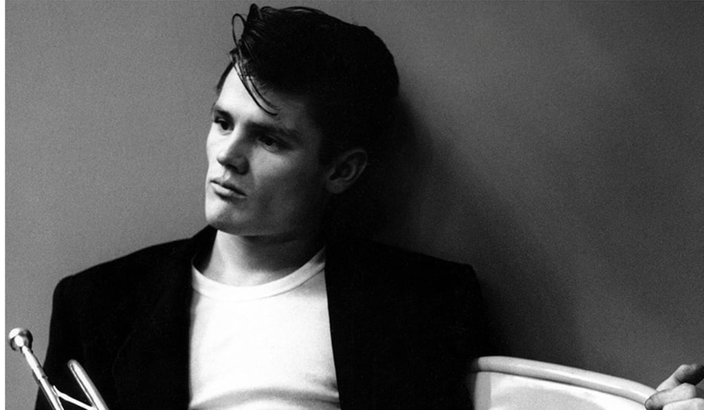 Musician Chet Baker won many fans, especially when he wore a white T-shirt in a simple look.