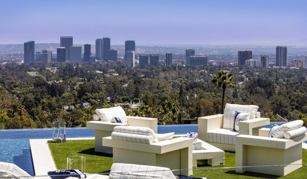 Lie back and enjoy Los-Angeles’ skyline on the master deck. Photo: Top Ten Estate Deals