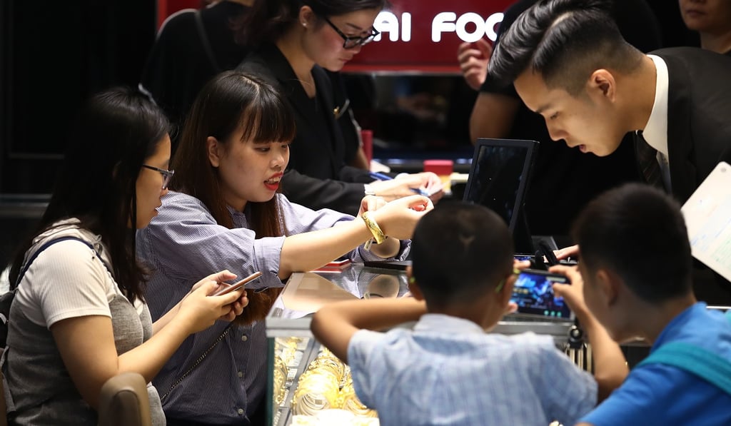 Tourists shop for jewellery in Tsim Sha Tsui. Photo: Nora Tam