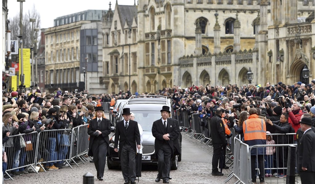 The hearse containing Professor Stephen Hawking arrives at University Church of St Mary the Great in Cambridge, England, on March 31. Photo: AP