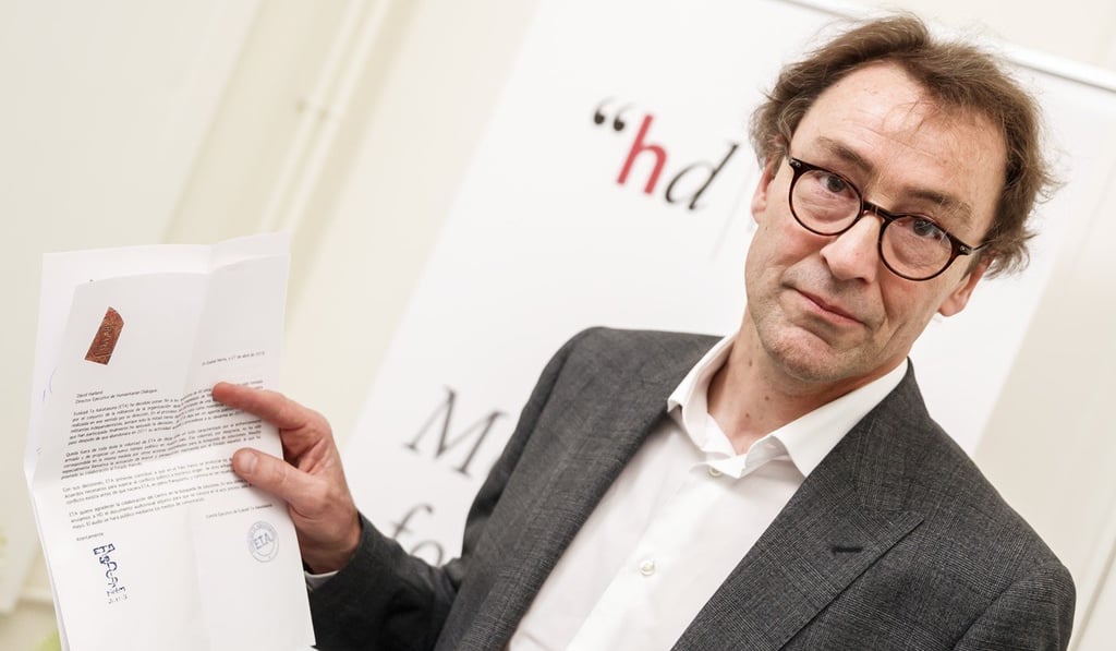 David Harland, Executive Director of the Centre for Humanitarian Dialogue (HD) presents a document with the final statement of ETA at the Centre for Humanitarian Dialogue, in Geneva, on Thursday, where he announced the full dissolution of the Basque separatist group. Photo: AP