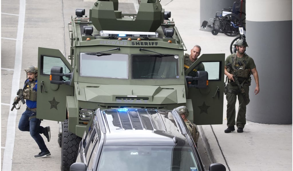 Law enforcers arrive at Fort Lauderdale-Hollywood International Airport after gunman opened fire in the baggage claim area, killing several people on January 26, 2017. Photo: AP