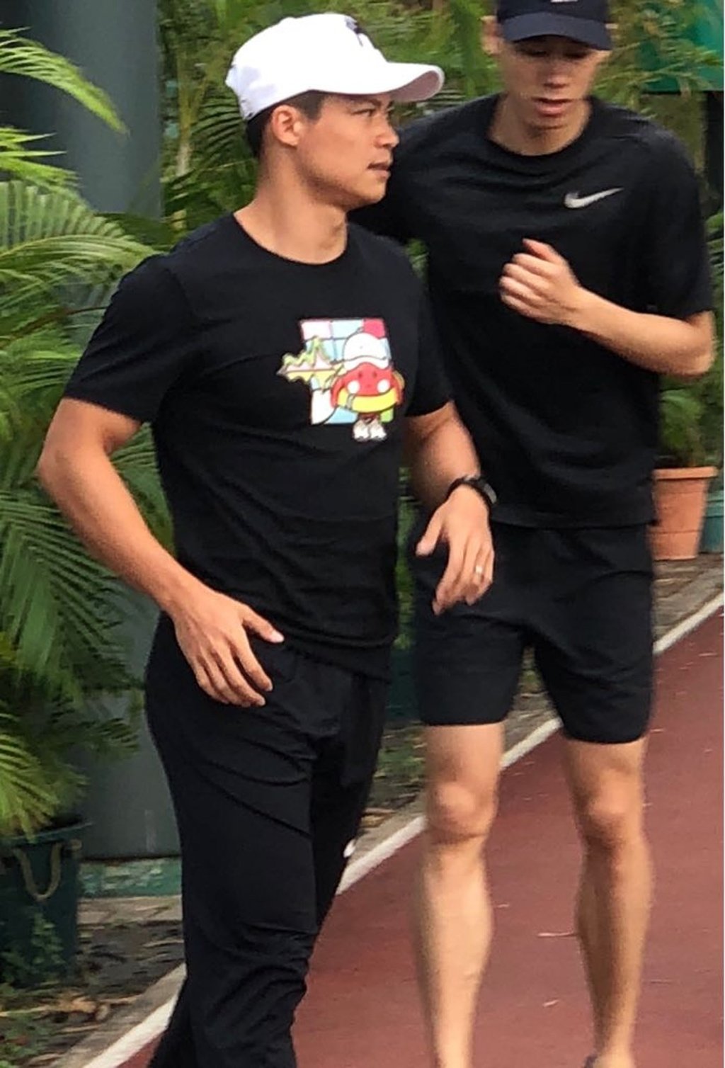 Su Bingtian attracted admirers on the first day of the Hong Kong Championships. Photo: Chan Kin-wa Su Bingtian attracted admirers on the first day of the Hong Kong Championships. Photo: Chan Kin-wa