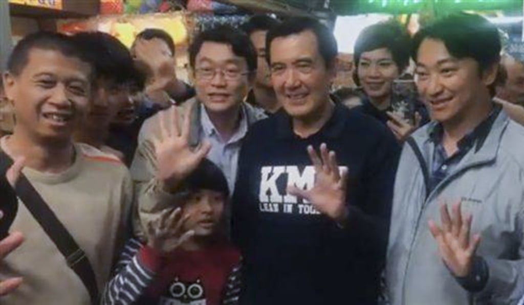 Former Taiwanese president Ma Ying-jeou attracts a crowd at a night market in Hualien, eastern Taiwan, in March. Photo: Facebook