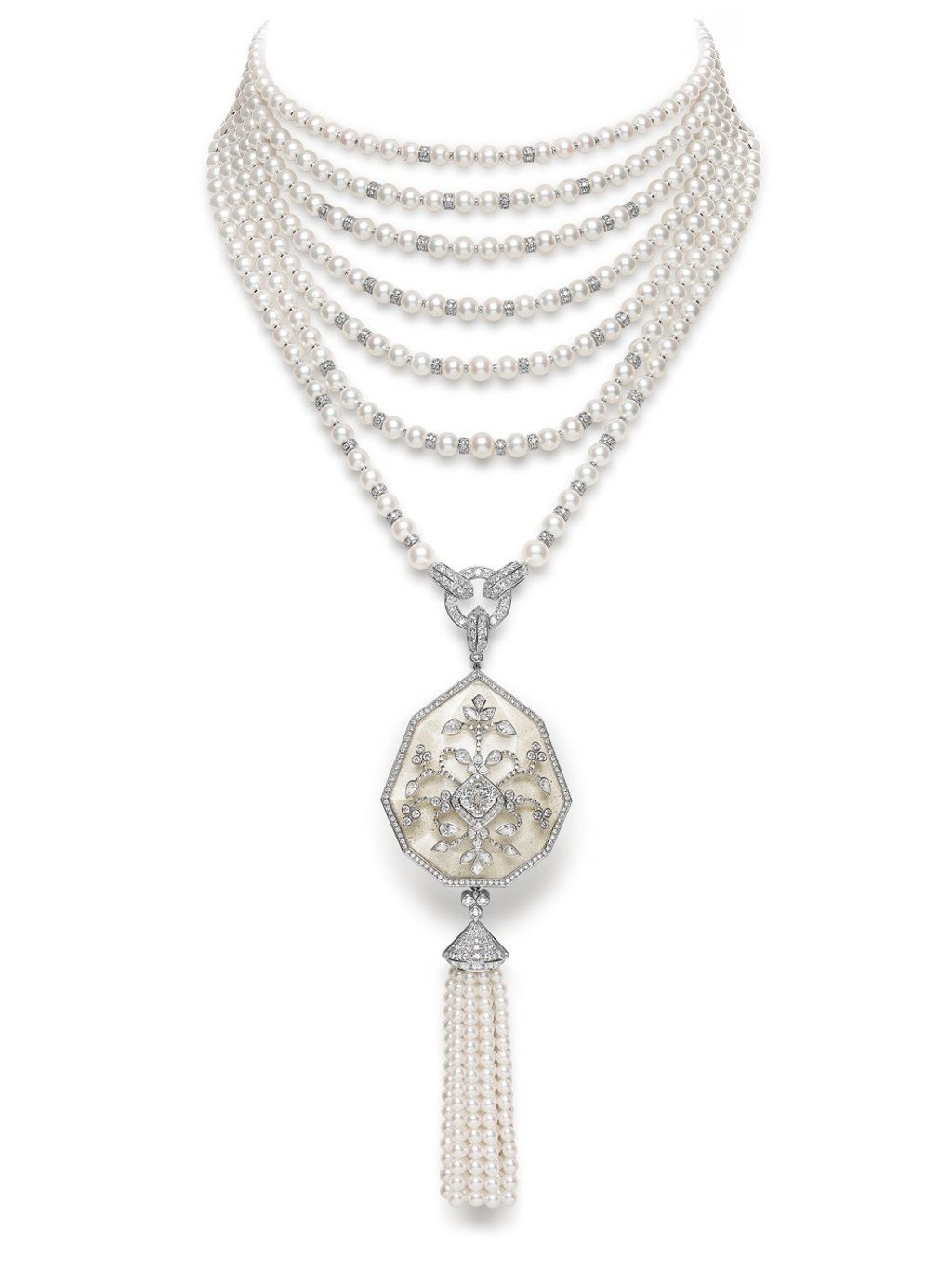 Maison Boucheron has brought a little of Rajasthan to its collection. It obtained some sand from the Thar Desert to fix it forever in the rock crystal of the Nagaur necklace, a tribute to the imperial citadel of the Maharaja of Jodhpur in the middle of the desert. Maison Boucheron has brought a little of Rajasthan to its collection. It obtained some sand from the Thar Desert to fix it forever in the rock crystal of the Nagaur necklace, a tribute to the imperial citadel of the Maharaja of Jodhpur in the middle of the desert.