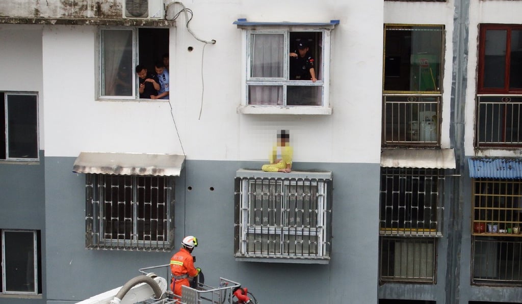 Firefighters arrive to rescue the 12-year-old. Photo: Weibo