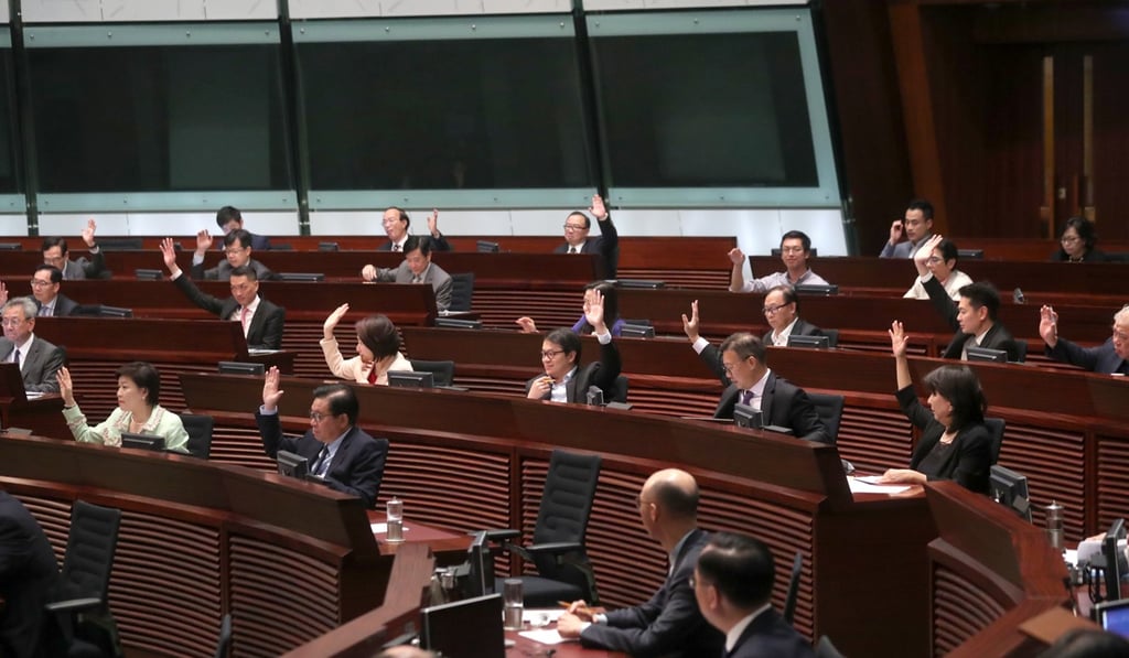 Lawmakers vote on the budget. Photo: K.Y. Cheng