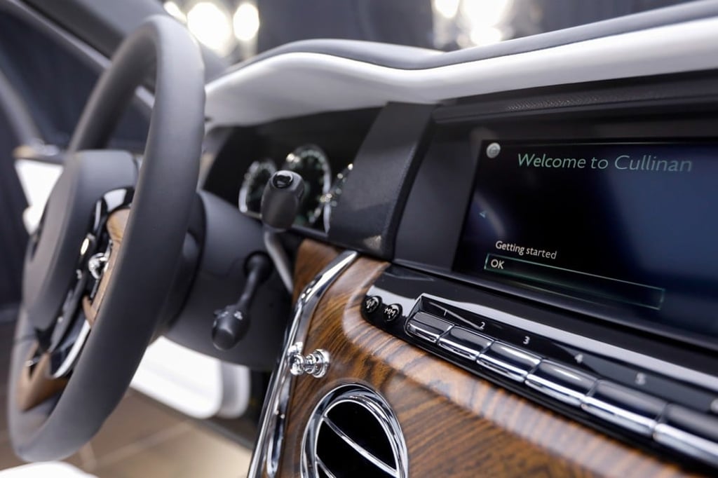 A welcome message is displayed on the widescreen infotainment display on the dashboard of a Rolls-Royce Cullinan SUV. Photo: Bloomberg