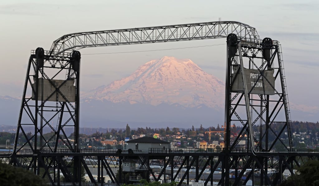 Mount Rainier is seen at dusk and framed by the Murray Morgan Bridge in downtown Tacoma, Washington, on May 7. If it erupts, the volcano could cause massive mudslides. Photo: AP