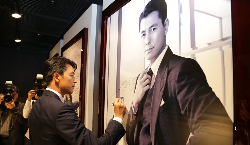 Actor and new Longines brand ambassador Jung Woo-sung signs a large photograph of himself at the launch of Longines’ Conquest V.H.P. timepiece. Actor and new Longines brand ambassador Jung Woo-sung signs a large photograph of himself at the launch of Longines’ Conquest V.H.P. timepiece.