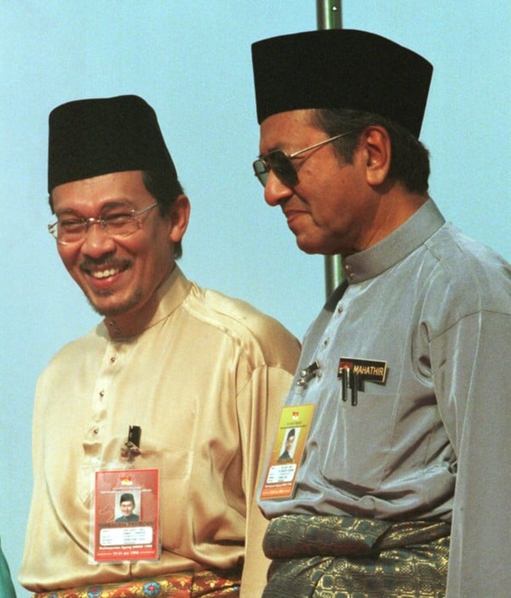 Anwar Ibrahim, left, and Mahathir Mohamad in 1997. Photo: AP