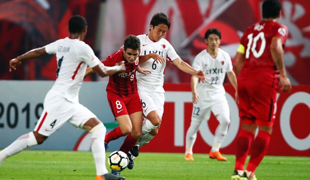 Shanghai SIPG’s Oscar fights for the ball with Kashima Antlers’ Ryota Nagaki (centre right). Photo: AFP