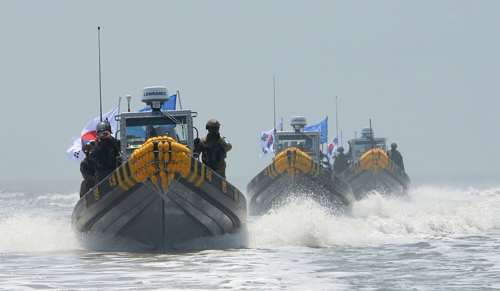 South Korean marines and navy soldiers conduct a crackdown against illegal fishing in neutral waters around Ganghwa island, South Korea, near the Northern Limit Line in June 2016. Photo: AP