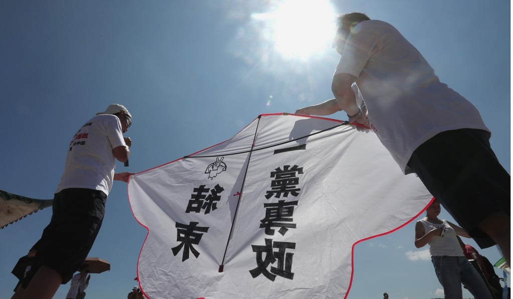 The slogan on one kite called for an end to ‘one-party dictatorship’. Photo: Jonathan Wong