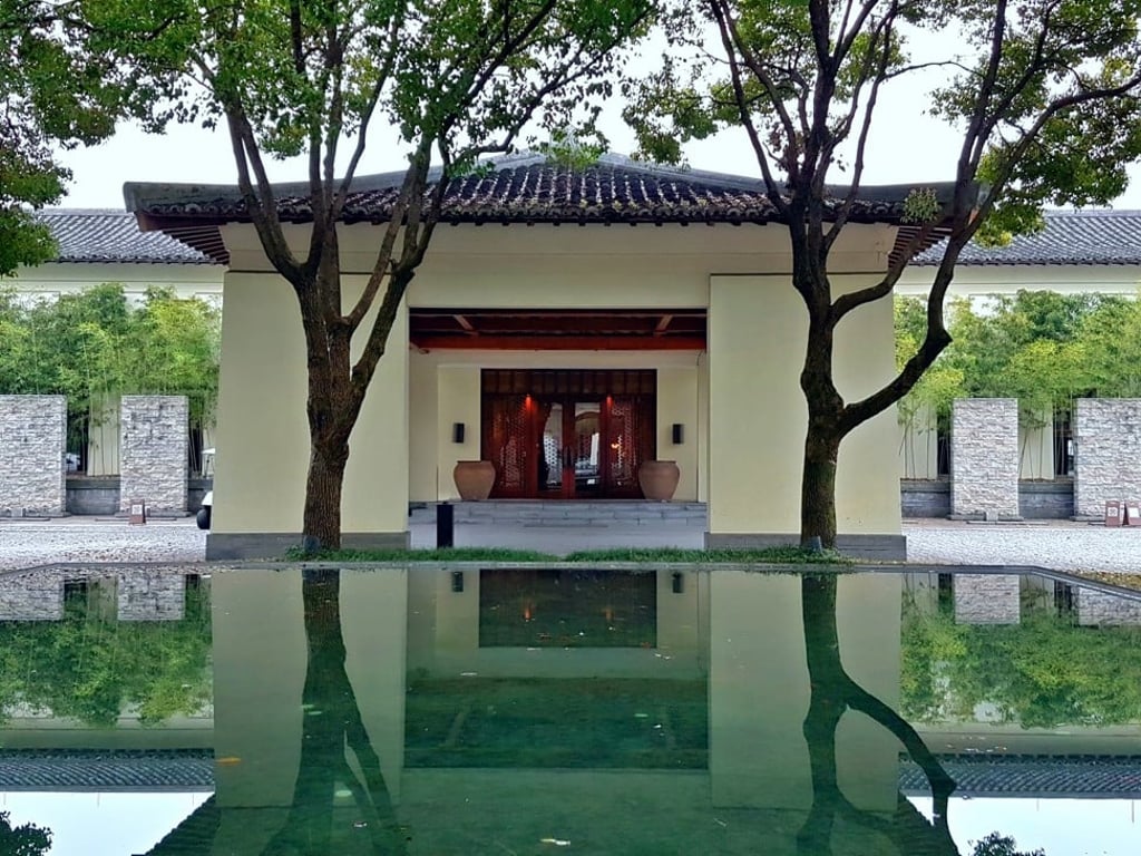 Fuchun Resort, Hangzhou resembles a beautiful shanshui painting.