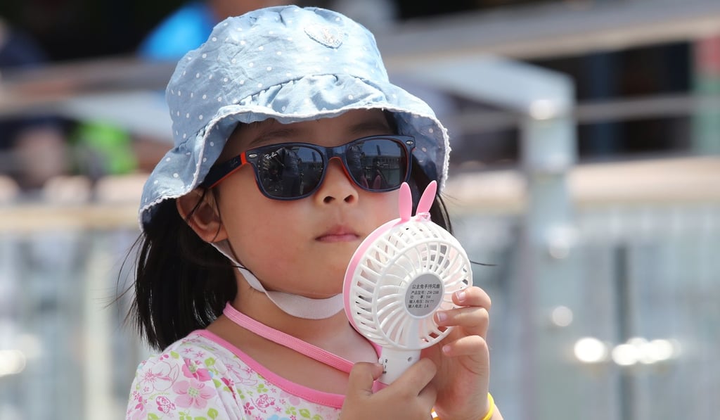 The very hot weather is expected to continue until Wednesday. Photo: K.Y. Cheng