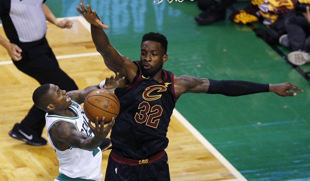 Boston Celtics guard Terry Rozier (left) shoots against last defending Cleveland Cavaliers forward Jeff Green. Photo: EPA Boston Celtics guard Terry Rozier (left) shoots against last defending Cleveland Cavaliers forward Jeff Green. Photo: EPA