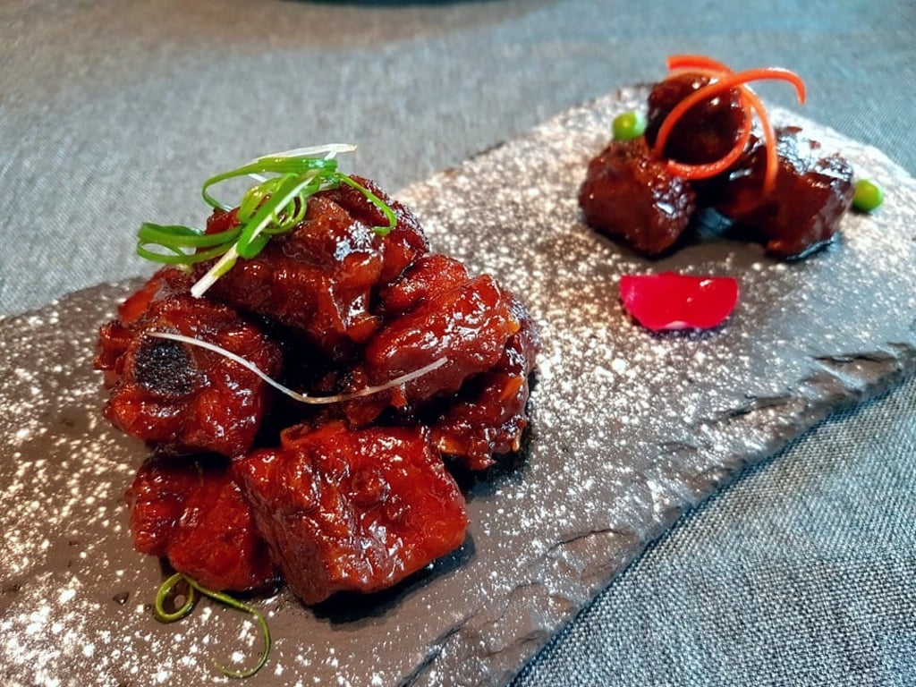 Traditionally crafted local dishes give you a taste of Hangzhou and Cantonese flavours at Bai Yun, Banyan Tree Hangzhou.