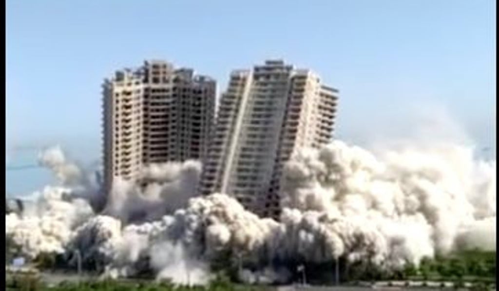 The tower blocks were toppled in the space of 15 seconds. Photo: news163.com