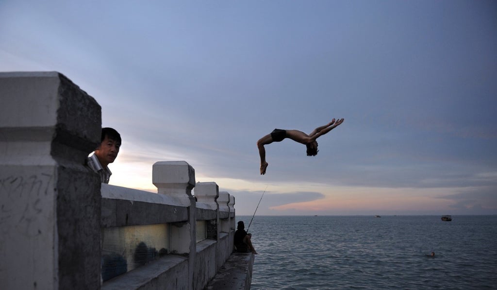A boy showing off his diving skills in the city of Beihai in Guangxi, an autonomous region which borders Vietnam. Photo: Matthias Messmer A boy showing off his diving skills in the city of Beihai in Guangxi, an autonomous region which borders Vietnam. Photo: Matthias Messmer