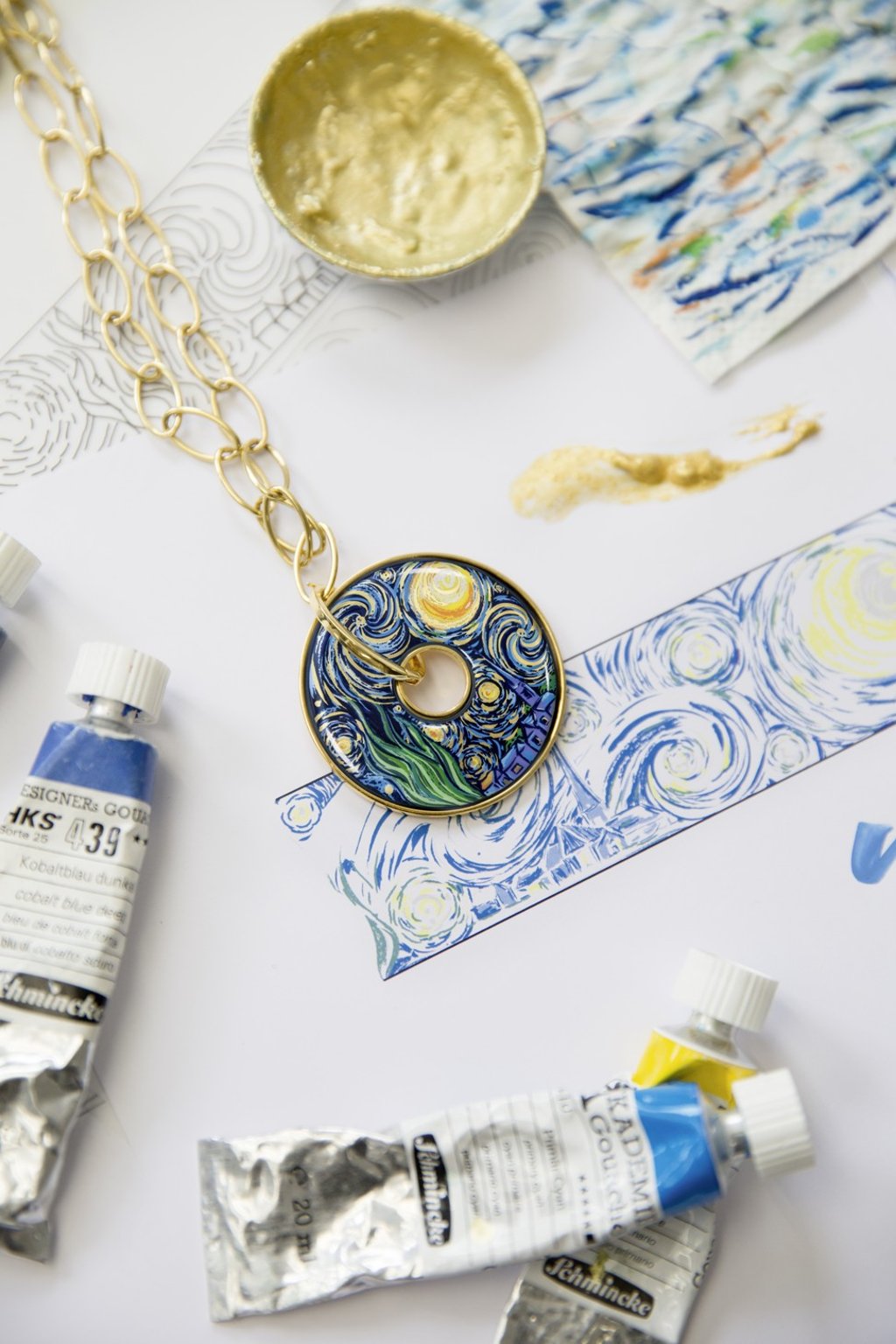 FREYWILLE’s Luna Piena Pendant, featuring the swirling night sky from Vincent van Gogh’s painting ‘The Starry Night’.
