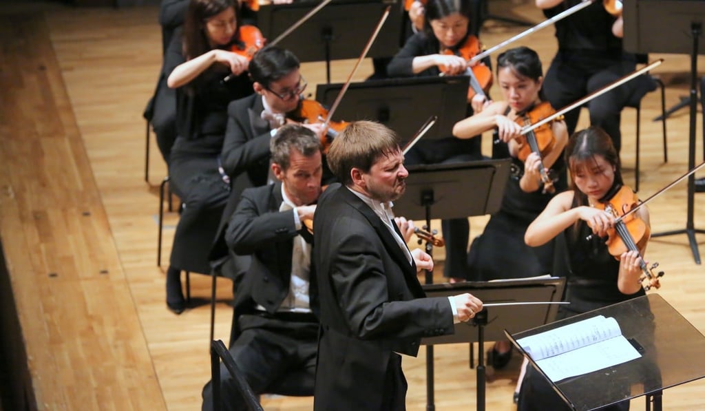 Hungarian conductor Gabor Kali (centre). Photo: courtesy of Hong Kong Sinfonietta