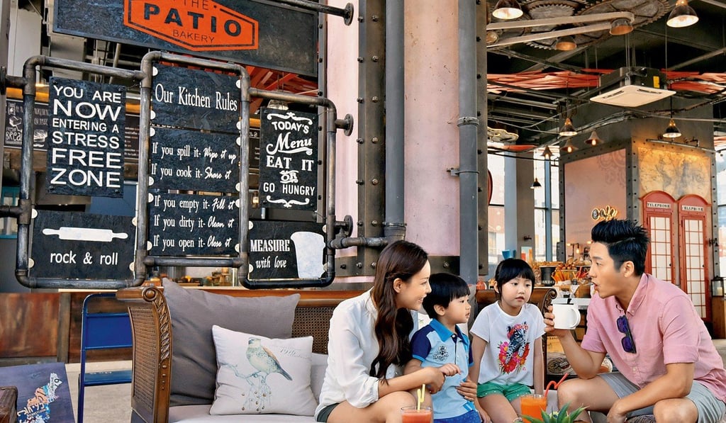 A family relaxes in a restaurant at Centreville.