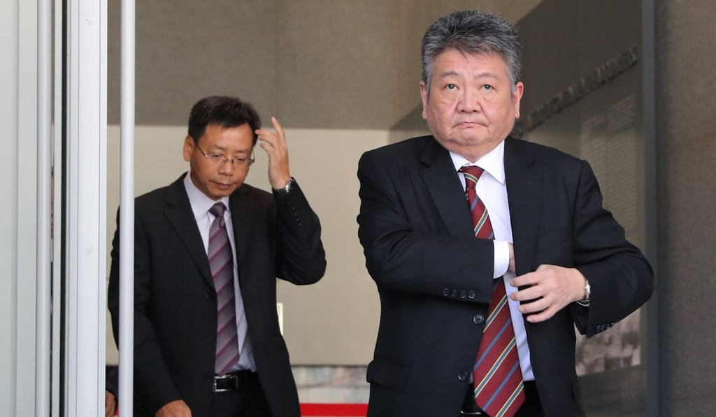 William Chung Chak-man (left), Head of Operations for New World First Bus Services, and Cheng arrive to give evidence to the committee. Photo: KY Cheng