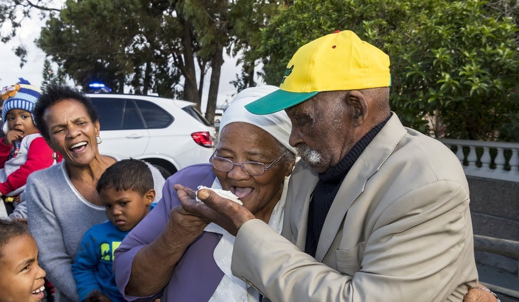 Fredie Blom shares his 114th birthday cake with his 85-year-old wife Jeanette Blom in Delft near Cape Town, on May 8. Photo: Xinhua Fredie Blom shares his 114th birthday cake with his 85-year-old wife Jeanette Blom in Delft near Cape Town, on May 8. Photo: Xinhua
