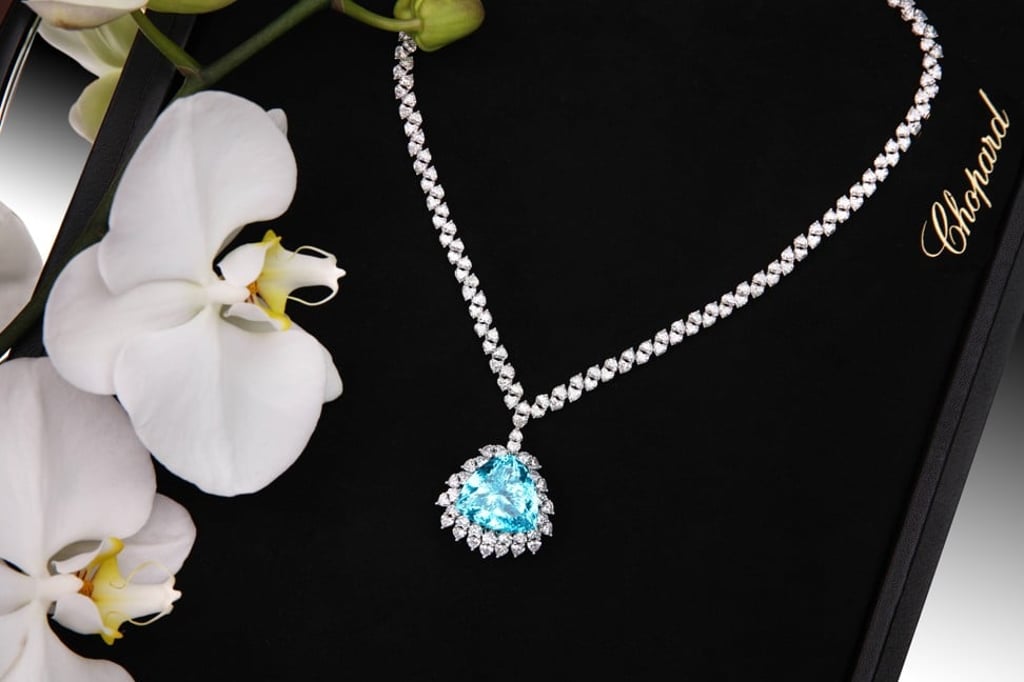 A necklace from Chopard featuring a responsibly-sourced Paraiba tourmaline, a first for the Green Carpet Collection. This was worn by Julianne Moore on the red carpet at Cannes Film Festival 2018.