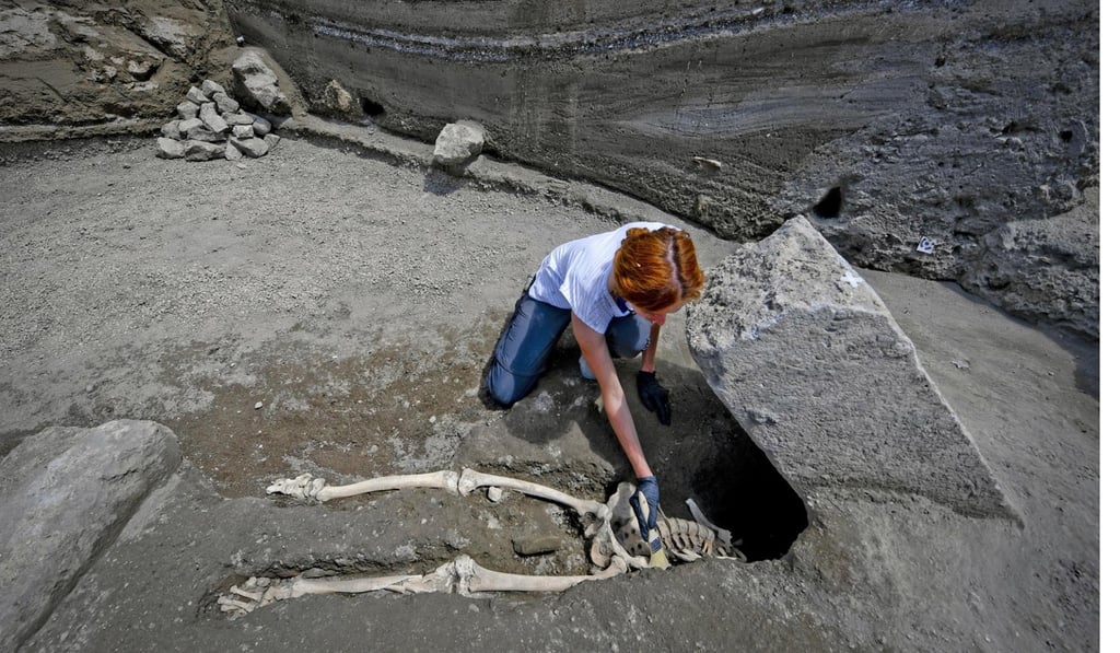 The victim, who was over 30, had his thorax crushed. Archaeologists have not found the victim’s head. Photo: AP The victim, who was over 30, had his thorax crushed. Archaeologists have not found the victim’s head. Photo: AP