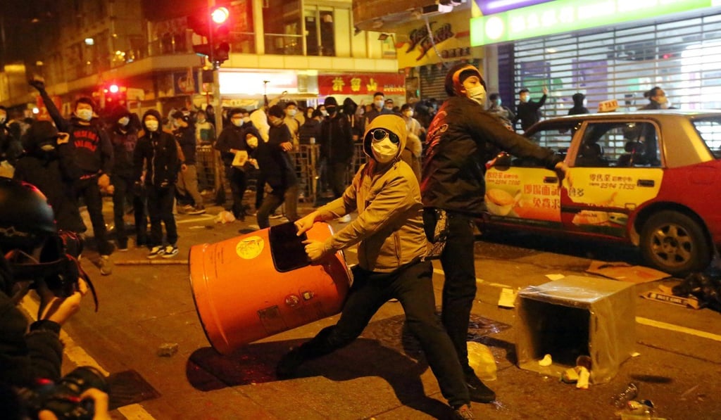 A hawker control operation in Hong Kong’s popular shopping district Mong Kok turned ugly during the three-day Lunar New Year holiday in 2016. Photo: Edward Wong