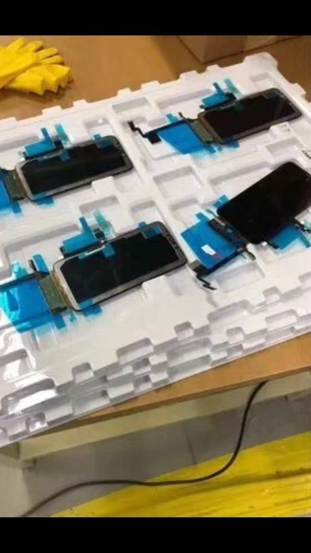 This is said to be a leaked photo of a 6.1-inch OLED new iPhone from Mr White's Twitter page.