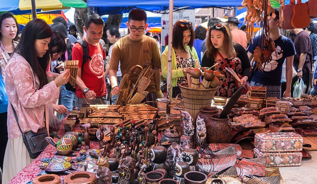 Tourists from China buy local crafts at a popular market in Malaysia’s Kota Kinabalu. Photo: Shutterstock Tourists from China buy local crafts at a popular market in Malaysia’s Kota Kinabalu. Photo: Shutterstock