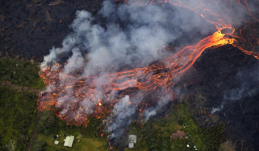 Authorities warn that a new flow of lava is approaching a main intersection on the southeast corner of Hawaii’s Big Island, threatening the escape route of remaining residents. Photo: EPA-EFE/Paradise Helicopters Authorities warn that a new flow of lava is approaching a main intersection on the southeast corner of Hawaii’s Big Island, threatening the escape route of remaining residents. Photo: EPA-EFE/Paradise Helicopters