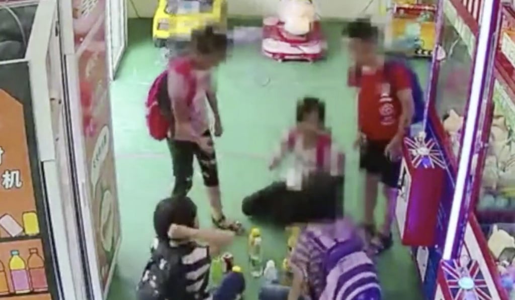 The children shown in the video dividing up the stolen drinks. Photo: Sina.com.cn