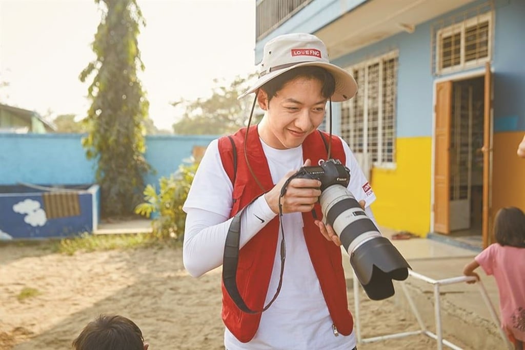 CNBLUE bassist Lee Jung-shin takes photographs of children in Myanmar. Photo: FNC Entertainment CNBLUE bassist Lee Jung-shin takes photographs of children in Myanmar. Photo: FNC Entertainment