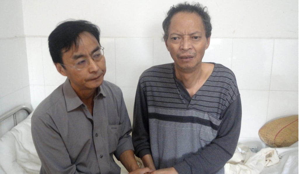 Li Wangyang (right) in 2011 at a hospital in Shaoyang, Hunan province, where he was being treated for heart disease and diabetes. Photo: EPA