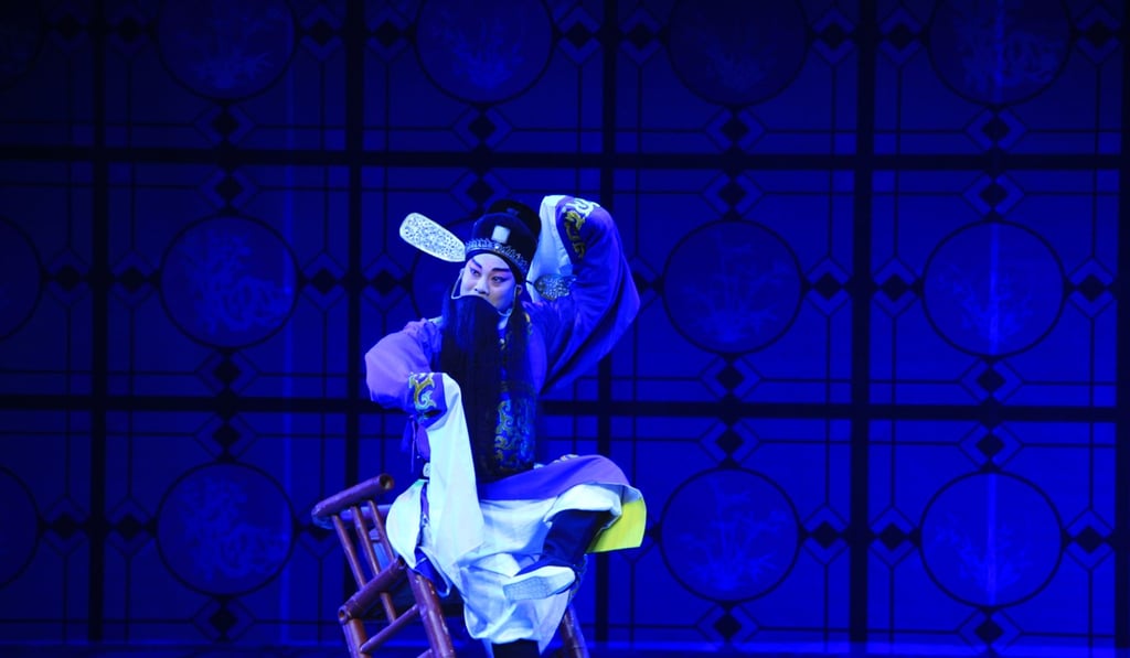In Liu Xi Chastising His Sons, a Xiqin opera, Liu Xi performs the traditional chair stunt only by his waist, hips and legs to move and turn the chair.