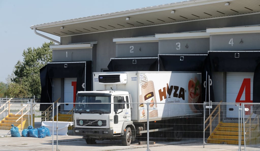 The truck in which 71 dead migrants were found is parked at a customs building with refrigeration facilities in the village of Nickelsdorf, Austria, on August 31, 2015. Photo: Reuters