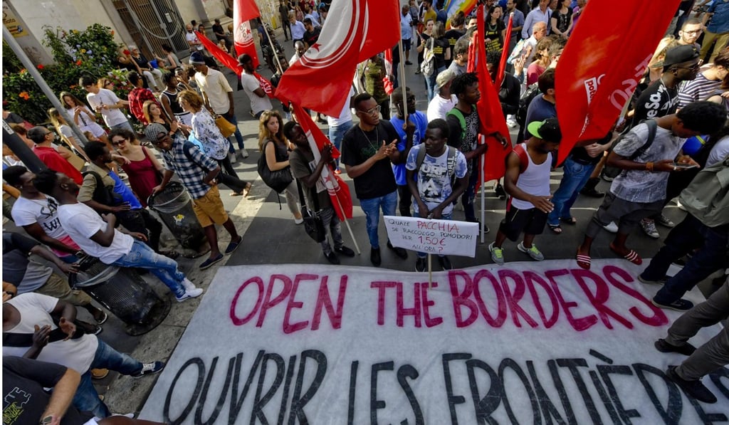 Demonstrators in Naples protest against the immigration policy of the new Italian government, on June 12. Photo: EPA-EFE Demonstrators in Naples protest against the immigration policy of the new Italian government, on June 12. Photo: EPA-EFE