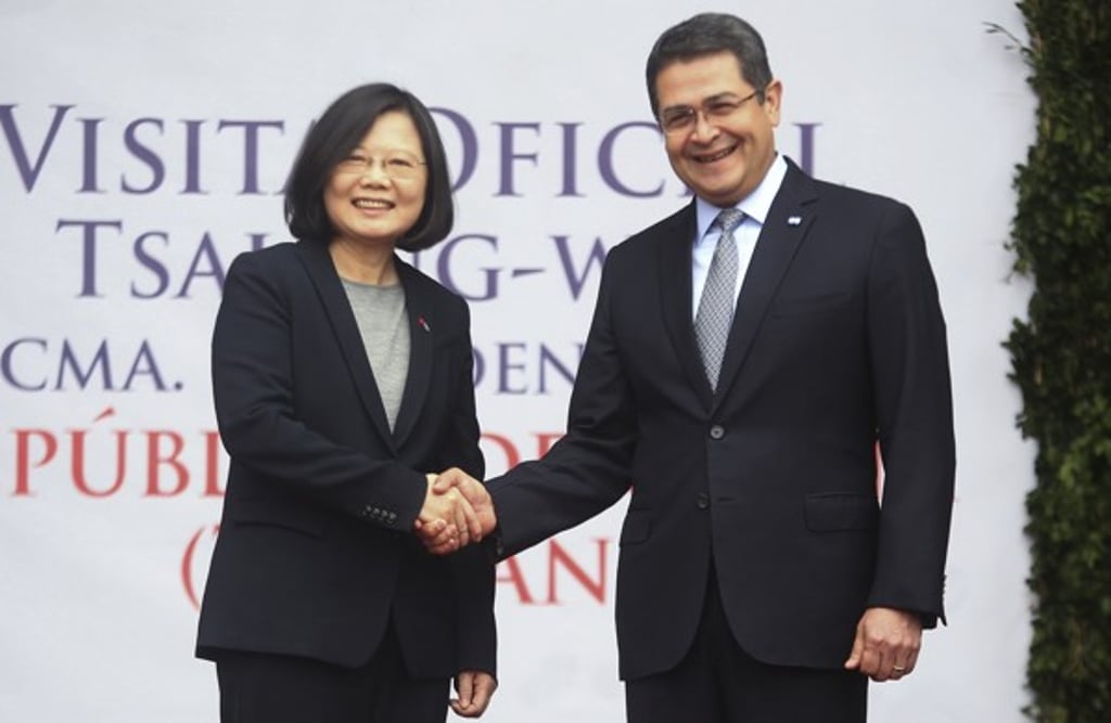 Honduran President Juan Orlando Hernandez shakes hands with Taiwanese leader Tsai Ing-wen during her tour of Central American allies in January last year. Photo: AFP
