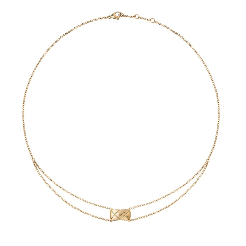 Coco Crush pendant necklace in beige gold.
