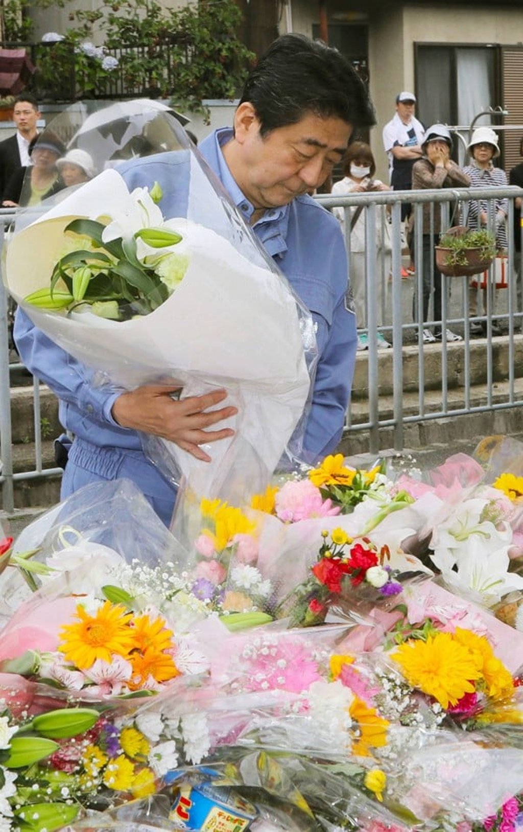 Japanese Prime Minister Shinzo Abe places flowers at a memorial set up at Juei Elementary School in Takatsuki, Osaka, where a nine-year-old pupil was crushed to death under a concrete wall. Photo: Kyodo Japanese Prime Minister Shinzo Abe places flowers at a memorial set up at Juei Elementary School in Takatsuki, Osaka, where a nine-year-old pupil was crushed to death under a concrete wall. Photo: Kyodo