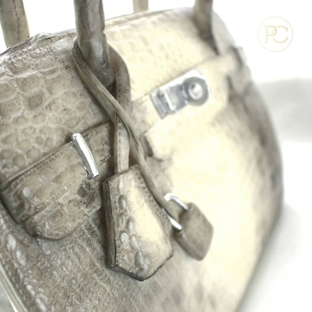 Everything from the crocodile skin to the pad lock is realistically recreated. Photo: Facebook/passionatecakes.my