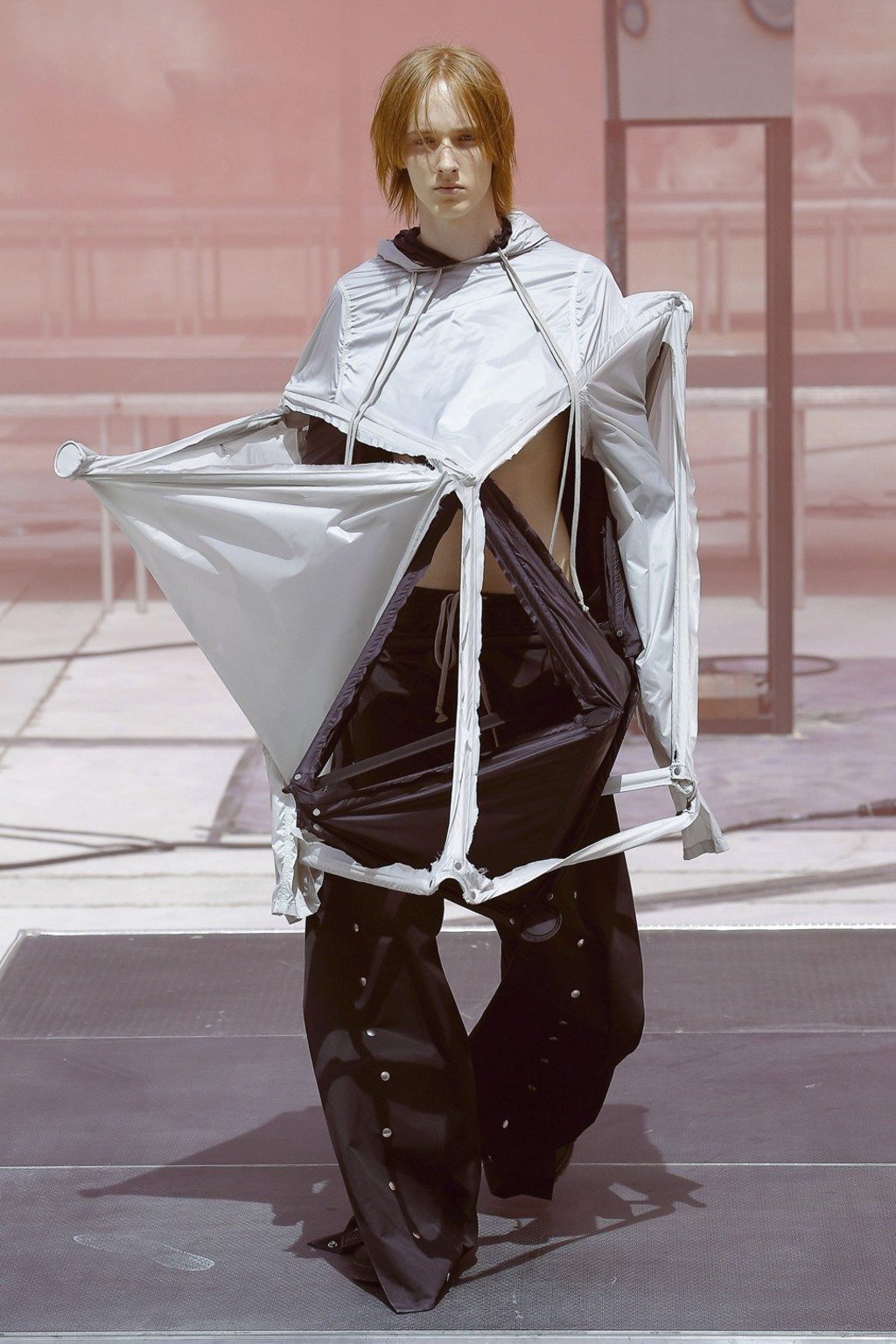 A model wears creations under a three-dimensional tent structure – to add an eccentric edge – during Rick Owens’ 2019 spring/summer collection show at Paris Men’s Fashion Week. Photo; Xinhua