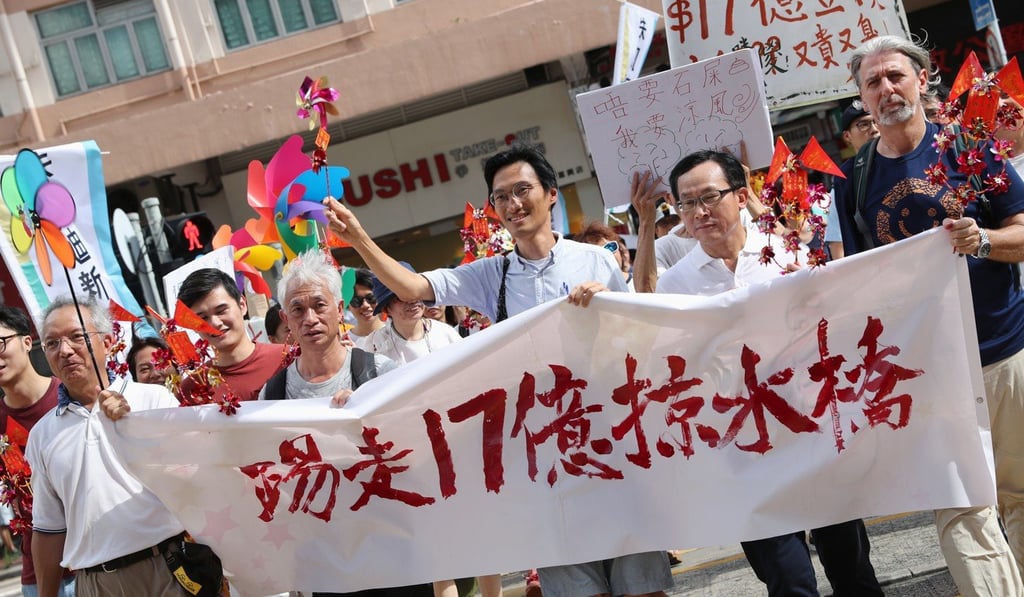 Lawmaker Eddie Chu Hoi-dick (centre) leads a protest in Yuen Long over the construction of the proposed footbridge. Photo: K.Y. Cheng
